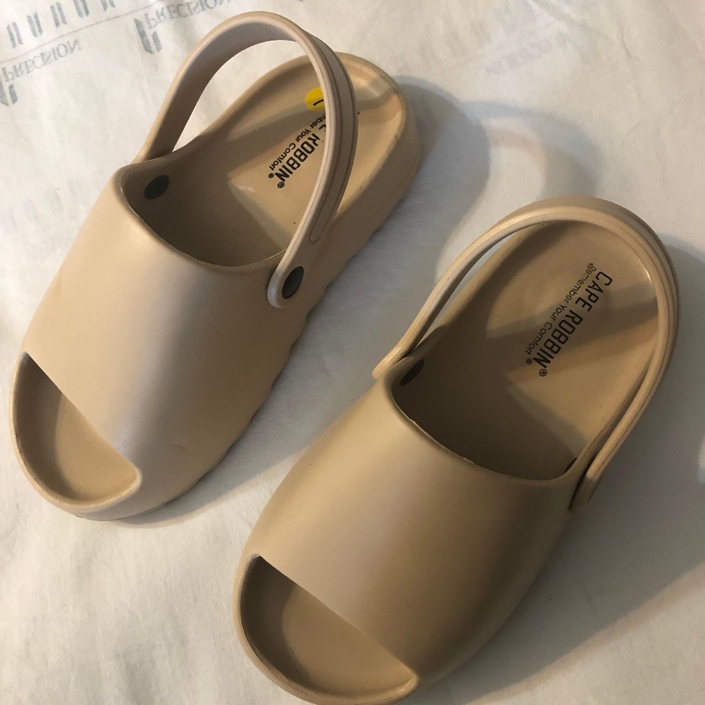 WOMEN'S FOOT WEAR